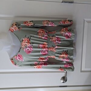 Absolutely Famous Women's Size Medium Green Floral Smocked Long Sleeve Top
